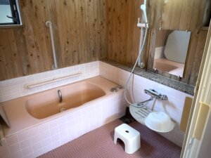 バリアフリーのお風呂、シャワーとピンク色の浴槽
